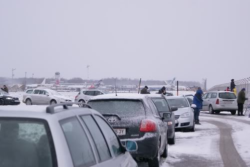 Ob Sommer, ob Winter, Spotter sind fester Bestandteil der Flughäfen weltweit; auch österreichische Airports, hier der Flughafen Salzburg, bilden da keine Ausnahme - Foto: R. Reiner / Austrian Wings